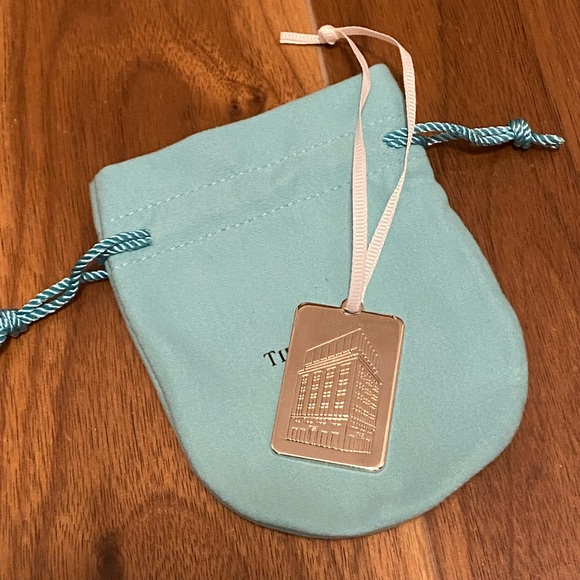 BNWOB limited edition Tiffany & Co sterling silver charm NYC “The Landmark” - Picture 1 of 6